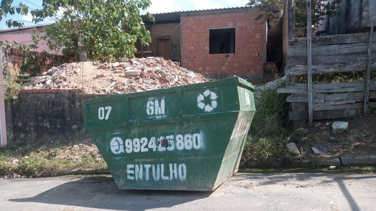 Caçamba GM 07 recolhendo entulho de obra residencial